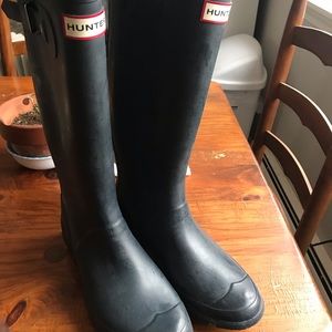 Navy blue Hunter rain boots